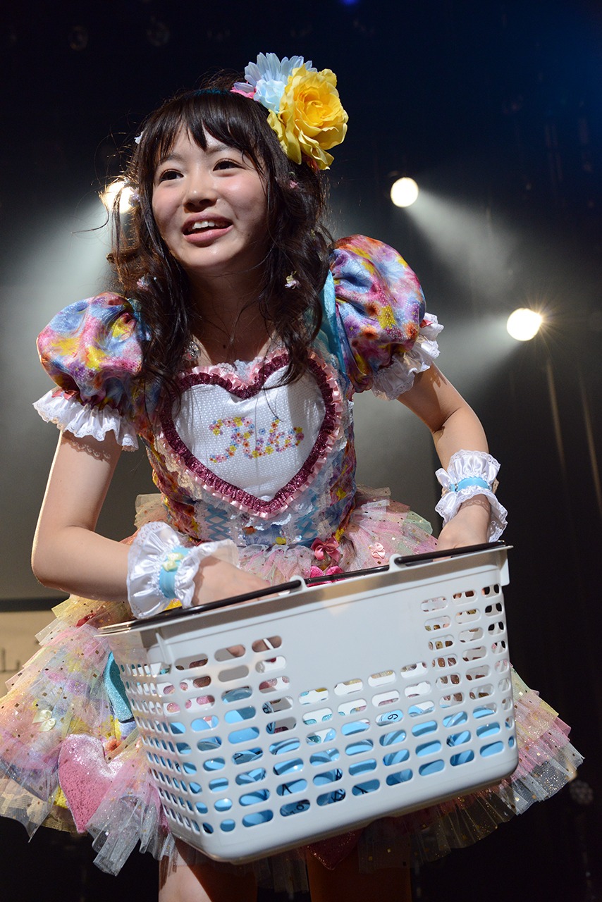 フロアにサイン入りのボールを投げ込む中山莉子。