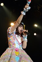 「MISSION SURVIVOR」でエビ中ファミリーと共にタオルを振り回す中山莉子。