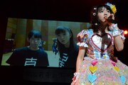 「サドンデス」でスクリーンに映し出されたエビ中メンバーと会話する中山莉子。
