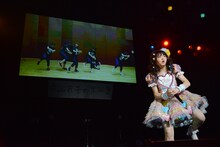 「サドンデス」でスクリーンに映し出されたエビ中メンバーとダンスバトルを繰り広げる中山莉子。