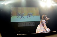 スクリーンに映し出されたエビ中メンバーと共に「サドンデス」をパフォーマンスする中山莉子。