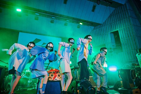 ゲスの極み乙女。「丸三角ゲス」東京・日比谷野外大音楽堂公演の様子。（撮影：井手康郎）