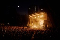 ゲスの極み乙女。「丸三角ゲス」東京・日比谷野外大音楽堂公演の様子。（撮影：井手康郎）