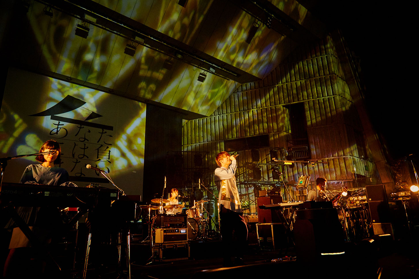 ゲスの極み乙女。「丸三角ゲス」東京・日比谷野外大音楽堂公演の様子。（撮影：井手康郎）