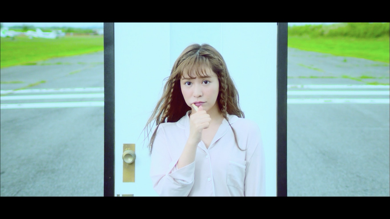 河西智美「STAR-T!」ミュージックビデオのワンシーン。