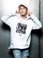 urata naoya(AAA)×LEGENDA 別注パーカの着用イメージ。