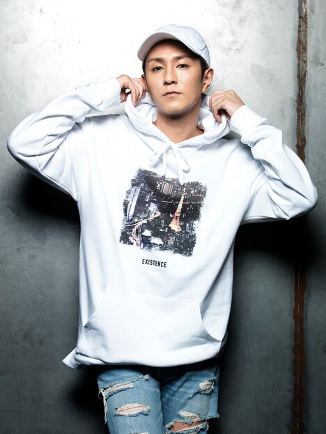 urata naoya(AAA)×LEGENDA 別注パーカの着用イメージ。