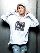 urata naoya(AAA)×LEGENDA 別注パーカの着用イメージ。