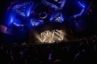 SHADOWSのライブの様子。（Photo by Takashi "TAKA” Konuma）