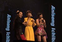 左から京香、木戸衣吹、Machico。