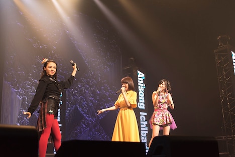 左から京香、木戸衣吹、Machico。