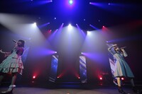 左から山崎エリイ、大橋彩香。