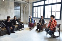 左からポルノグラフィティ、小野武正（KEYTALK）、大屋真太郎（LAMP IN TERREN）、大谷ノブ彦（ダイノジ）。（写真提供：スペースシャワーTV）