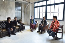 左からポルノグラフィティ、小野武正（KEYTALK）、大屋真太郎（LAMP IN TERREN）、大谷ノブ彦（ダイノジ）。（写真提供：スペースシャワーTV）