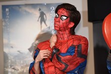 マスクを外そうとするスパイダーマン（リョウガ）。