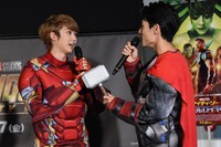 トニー・スタークを「トニー・ステーク」と言い間違えたユーキ（左）と、「スタークだよ！」と訂正するマーベルマニアのユースケ（右）。