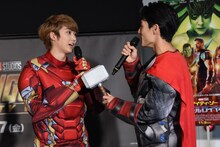 トニー・スタークを「トニー・ステーク」と言い間違えたユーキ（左）と、「スタークだよ！」と訂正するマーベルマニアのユースケ（右）。