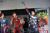 ムジョルニアで空を飛んだユースケ（右）と、空を飛ぶユースケを見守る（左から）タクヤ、ユーキ。