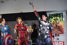 ムジョルニアで空を飛んだユースケ（右）と、空を飛ぶユースケを見守る（左から）タクヤ、ユーキ。