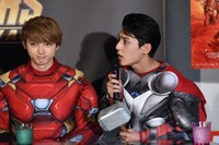 熱いマーベル愛を吐露するユースケ（右）と、彼の話を聞くユーキ（左）。