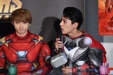 熱いマーベル愛を吐露するユースケ（右）と、彼の話を聞くユーキ（左）。