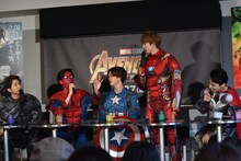 リョウガ（左から2番目）に「ユーキはアイアンマンじゃない」と言われ、「なんでだよ！」と立ち上がるユーキ（右から2番目）。