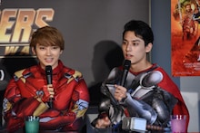 マーベル愛が止まらないユースケ（右）と、彼の話を聞くユーキ（左）。