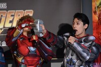 「マイティ・ソー バトルロイヤル」の注目シーンを再現するユースケ（右）。