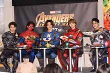 試食タイムに笑顔の超特急。