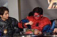 黙々とサラダを食べるリョウガ（右）。