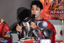 食レポをするユースケ。