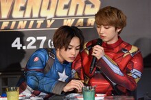 ユーキ（右）のケーキをつまみ食いするタクヤ（左）。