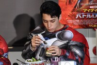 黙々と食事をするユースケ。