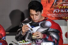 黙々と食事をするユースケ。