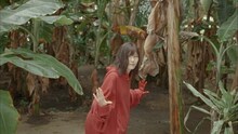 AKB48「11月のアンクレット」ミュージックビデオのワンシーン。