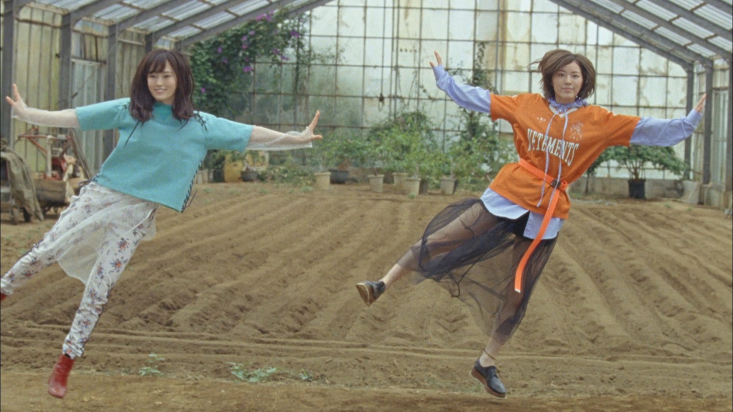 AKB48「11月のアンクレット」ミュージックビデオのワンシーン。