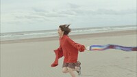 AKB48「11月のアンクレット」ミュージックビデオのワンシーン。