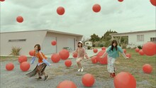 AKB48「11月のアンクレット」ミュージックビデオのワンシーン。