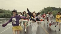 AKB48「11月のアンクレット」ミュージックビデオのワンシーン。