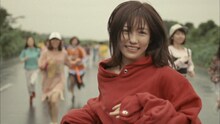 AKB48「11月のアンクレット」ミュージックビデオのワンシーン。