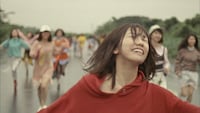 AKB48「11月のアンクレット」ミュージックビデオのワンシーン。