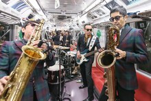 「東京スカパラダイスオーケストラ シークレット“地下”ライブ on 都営大江戸線」の様子。