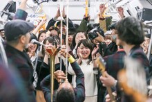 「東京スカパラダイスオーケストラ シークレット“地下”ライブ on 都営大江戸線」の様子。
