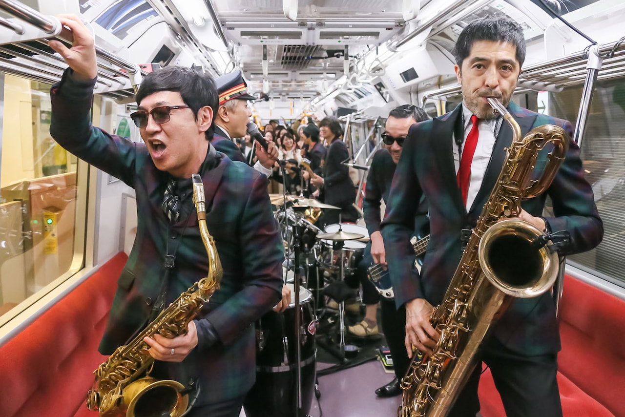 「東京スカパラダイスオーケストラ シークレット“地下”ライブ on 都営大江戸線」の様子。