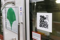 スカパラの装飾が施された都営大江戸線。