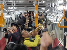 「東京スカパラダイスオーケストラ シークレット“地下”ライブ on 都営大江戸線」の様子。