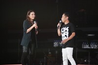 左から知念里奈、岡村隆史。（写真提供：ニッポン放送）