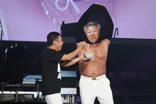 岡村隆史にTシャツに空いた穴からパスタを食べさせてもらう秋山竜次（ロバート）。（写真提供：ニッポン放送）