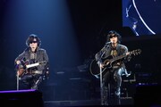 「紅」を演奏するToshl（左）と岡村隆史（右）。（写真提供：ニッポン放送）