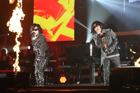 「紅」を歌唱するToshl（左）と岡村隆史（右）。（写真提供：ニッポン放送）